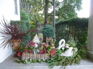 横浜市イギリス館 玄関にモミの木を積んだロンドンバスが‼