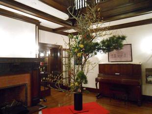 山手111番館　お正月装飾「新春の装花」