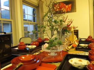 山手234番館 お正月装飾「あらたまの年にはねる~帯アートと花で」