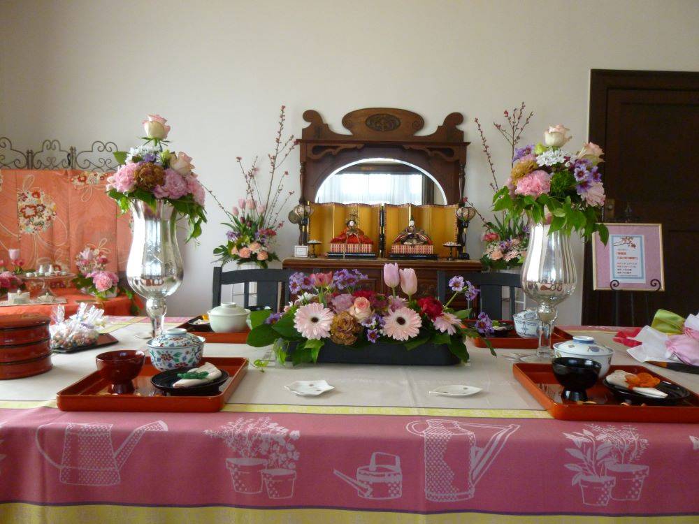 横浜市イギリス館 桃の節句装飾「春爛漫 子達と祝う 雛祭り」の写真