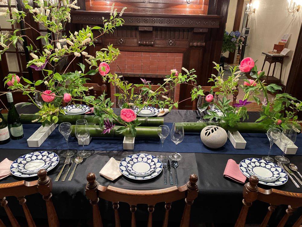 山手111番館 花と器のハーモニー2023一葉式いけ花装飾の写真