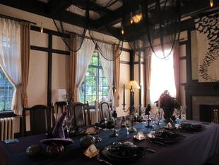 ベーリック・ホール ハロウィン装飾「収穫を祝う魔女の化身」