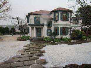 ブラフ18番館「庭園の冬景色」