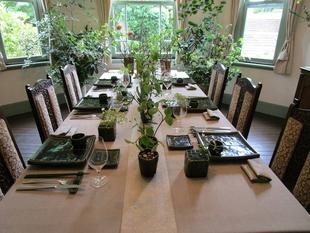 ブラフ18番館　花と器のハーモニー2024「Der Wald・森林」