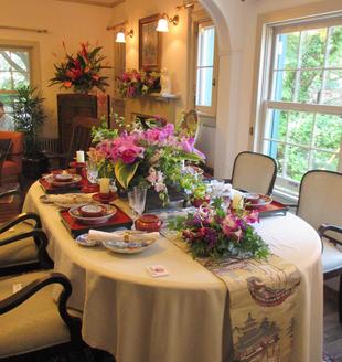 山手234番館　花と器のハーモニー2024　味わいある古いものに囲まれて