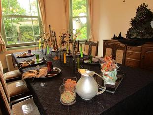 ブラフ18番館 2024ハロウィン装飾「魔女の館へようこそ」