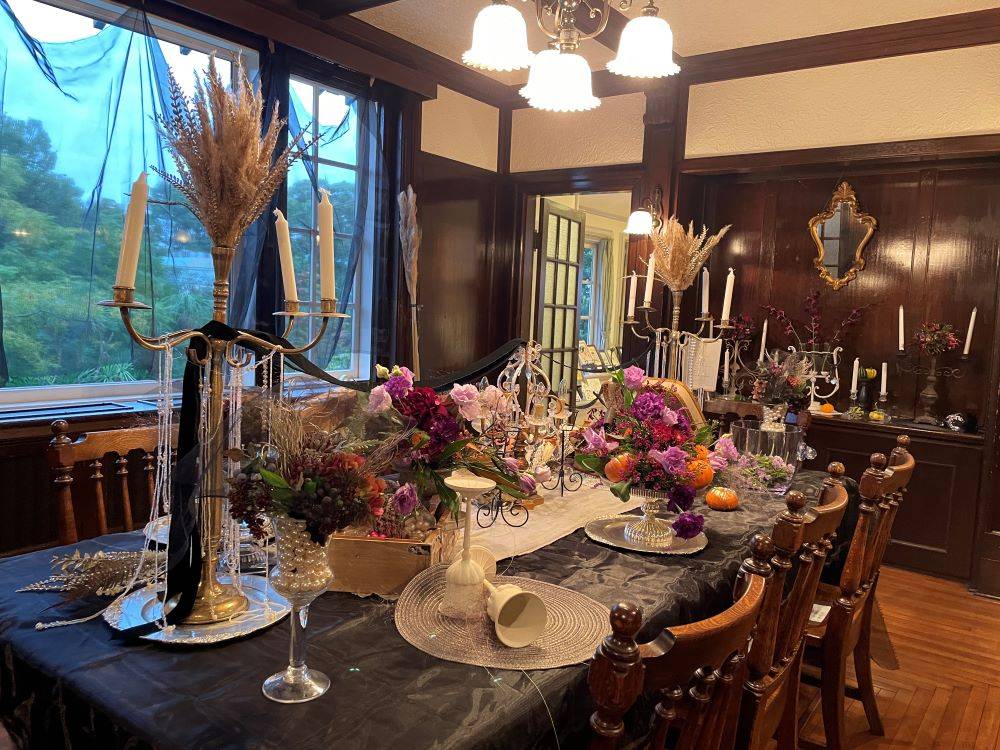 山手111番館 ハロウィン装飾2024「伯爵の晩餐会 ハロウィン 夜の宴が始まった」の写真