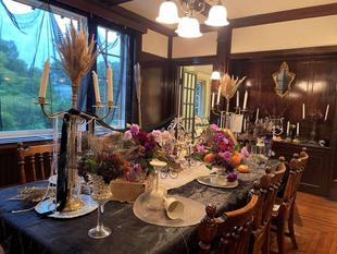 山手111番館　ハロウィン装飾2024「伯爵の晩餐会　ハロウィン　夜の宴が始まった」