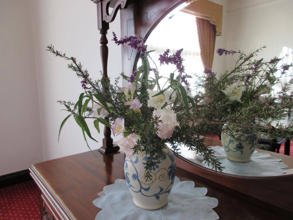 横浜市イギリス館　館内の花装飾の写真