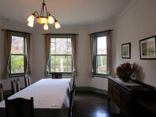 ブラフ18番館　『ダイニングルームの絵』