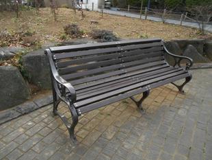 エリスマン邸　玄関前ベンチが綺麗になりました