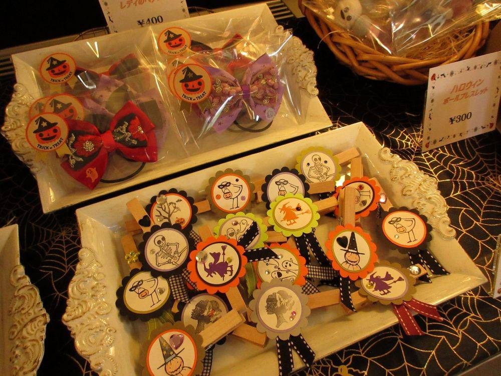 横浜市イギリス館　ハロウィングッズ販売中の写真