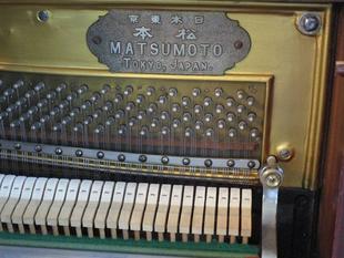 ブラフ18番館　ピアノ調律の様子