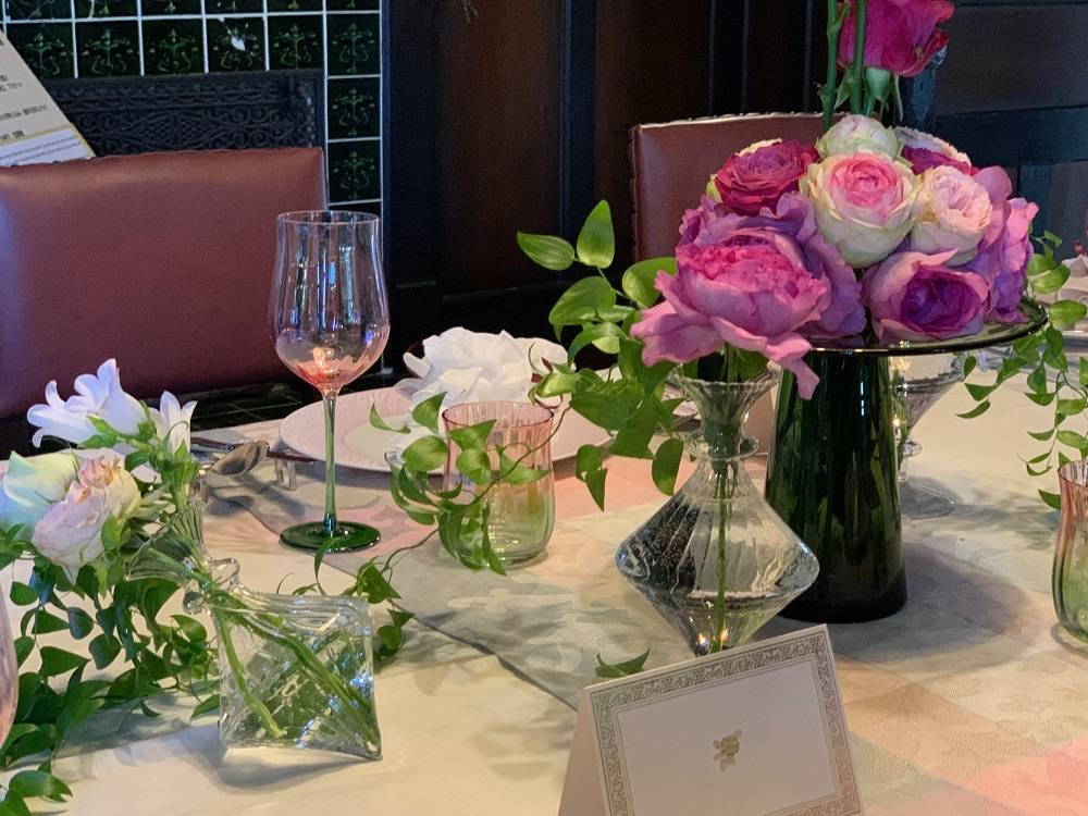 ダイニングテーブル 斜めの花器も楽しい演出.jpg