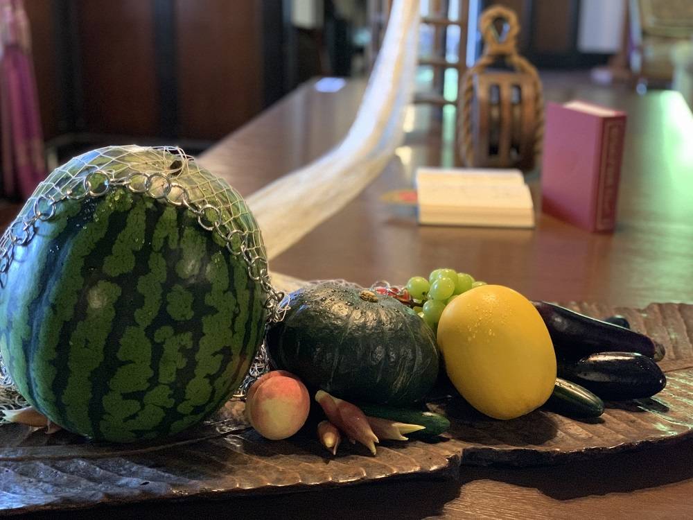 ダイニング　夏野菜のお供え.JPG