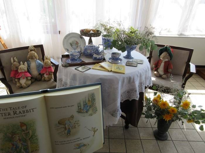 イギリス館ピーターラビット装飾0726 (2).JPG
