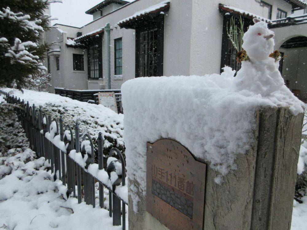 20260208‗111‗カフェ側通路雪だるま04.JPG