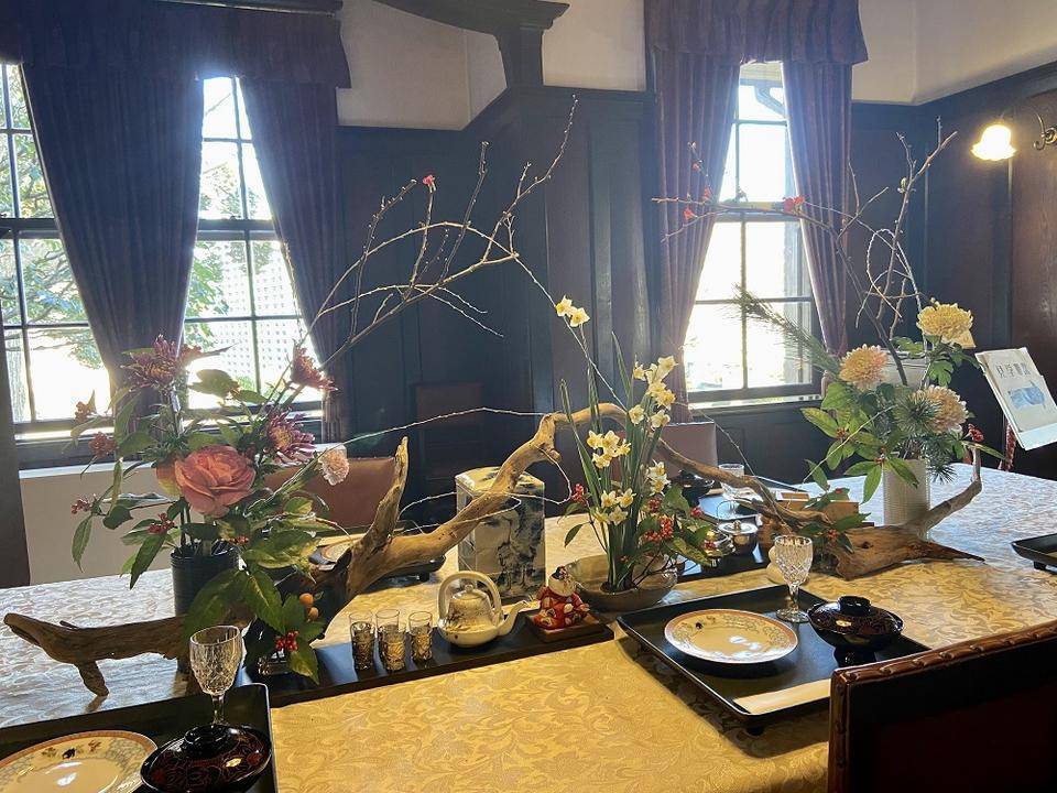 食堂テーブルいけばな.jpg