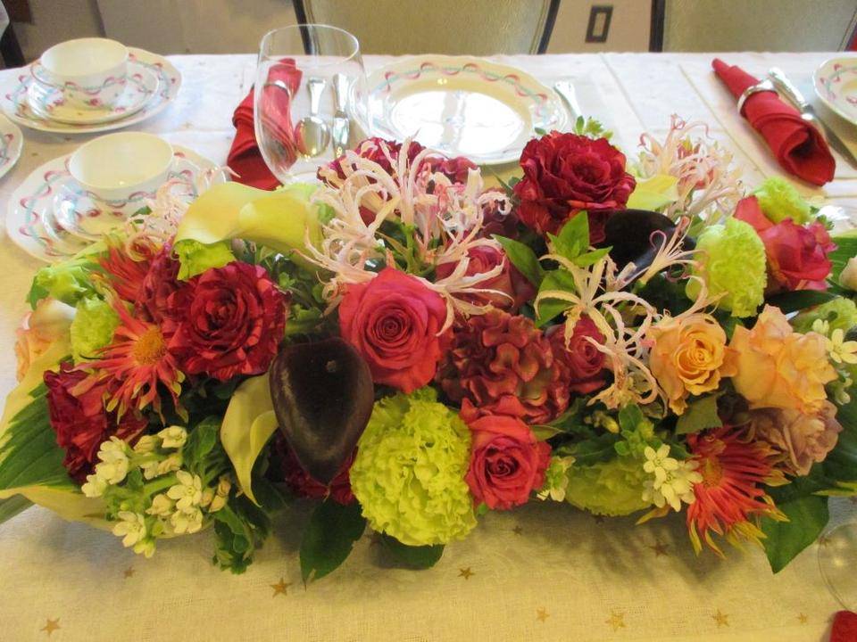 2022.06.10 ③山手234番館・　１階ダイニングテーブル・マーブル柄のバラを中心に.JPG