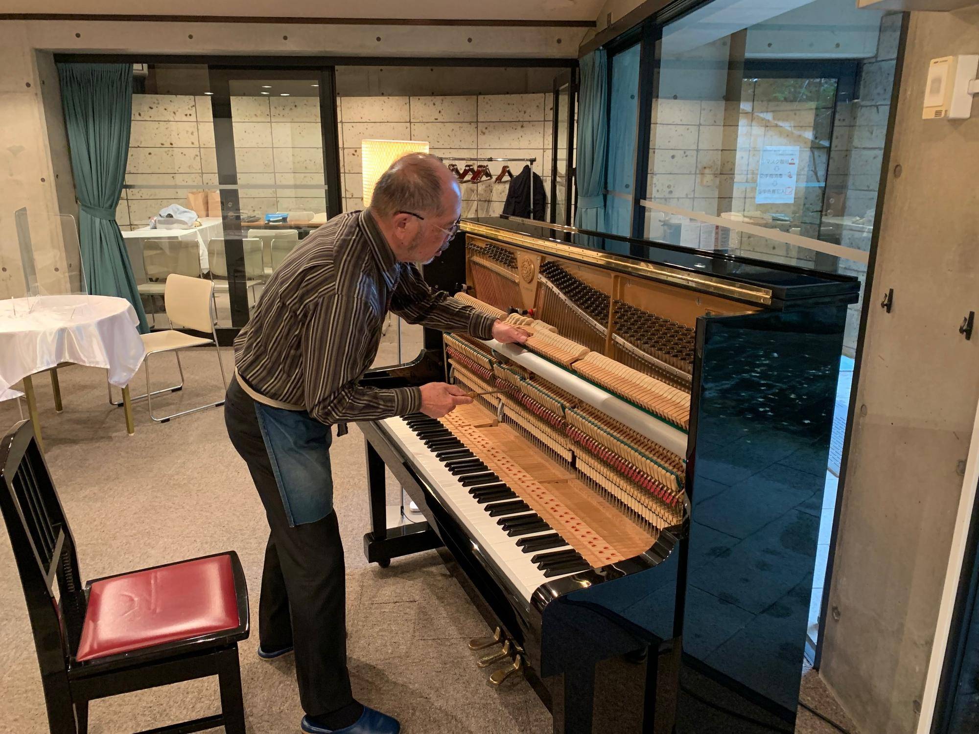 1123本活ピアノ調律中.jpg