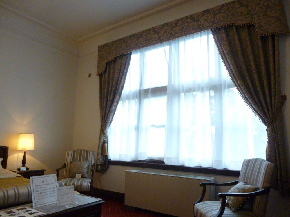 1121寝室のカーテン（イギリス館）④.JPG