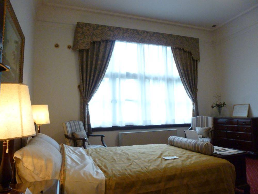 1121２階寝室のカーテン（イギリス館）③ (1).JPG