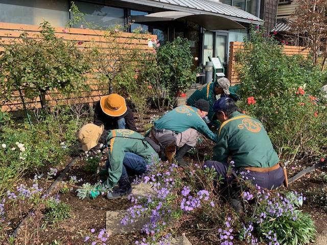 ④みんなで花苗植え.jpg