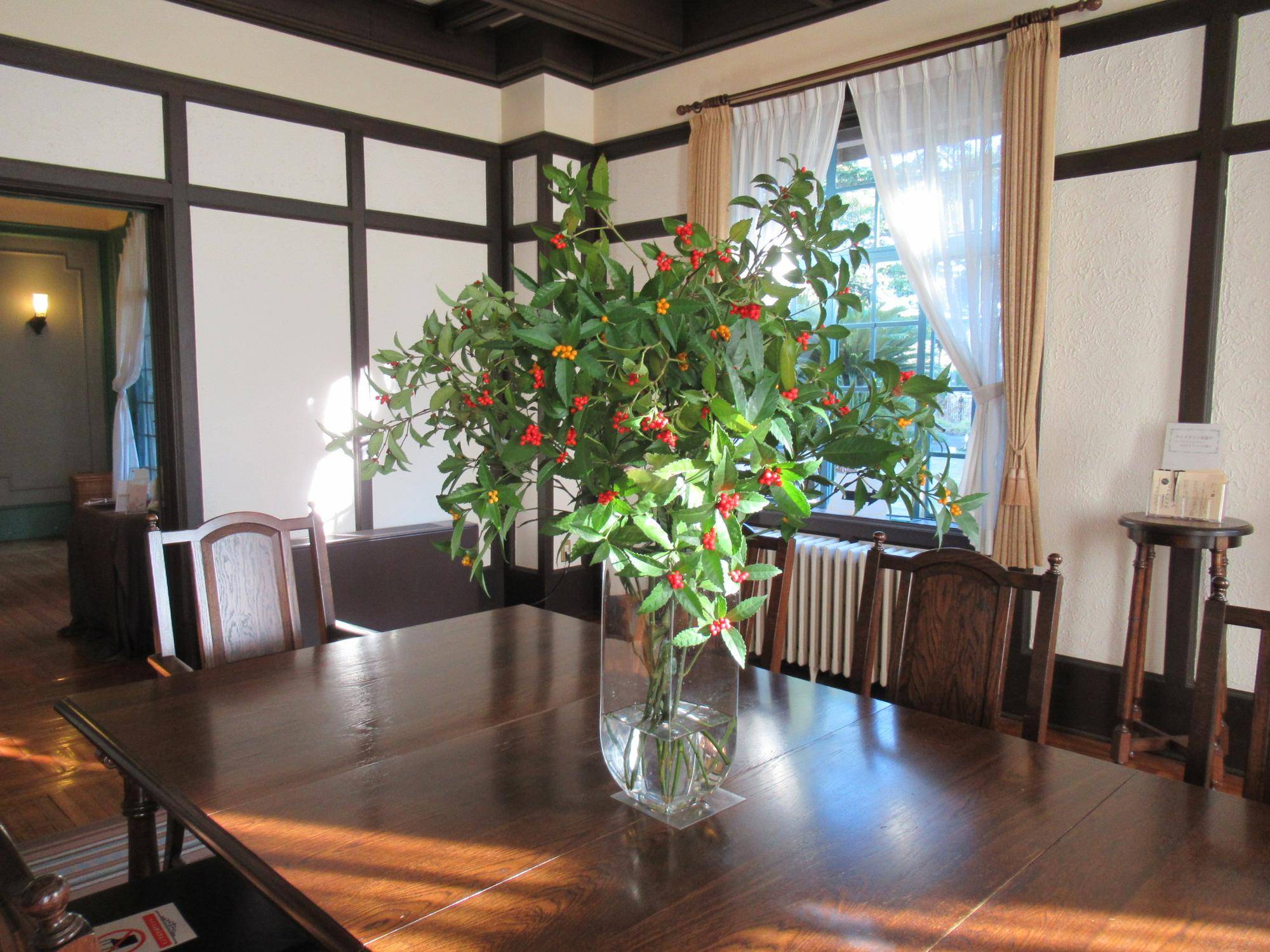 1231千両 とベーリック・ホールのバラ (2).JPG