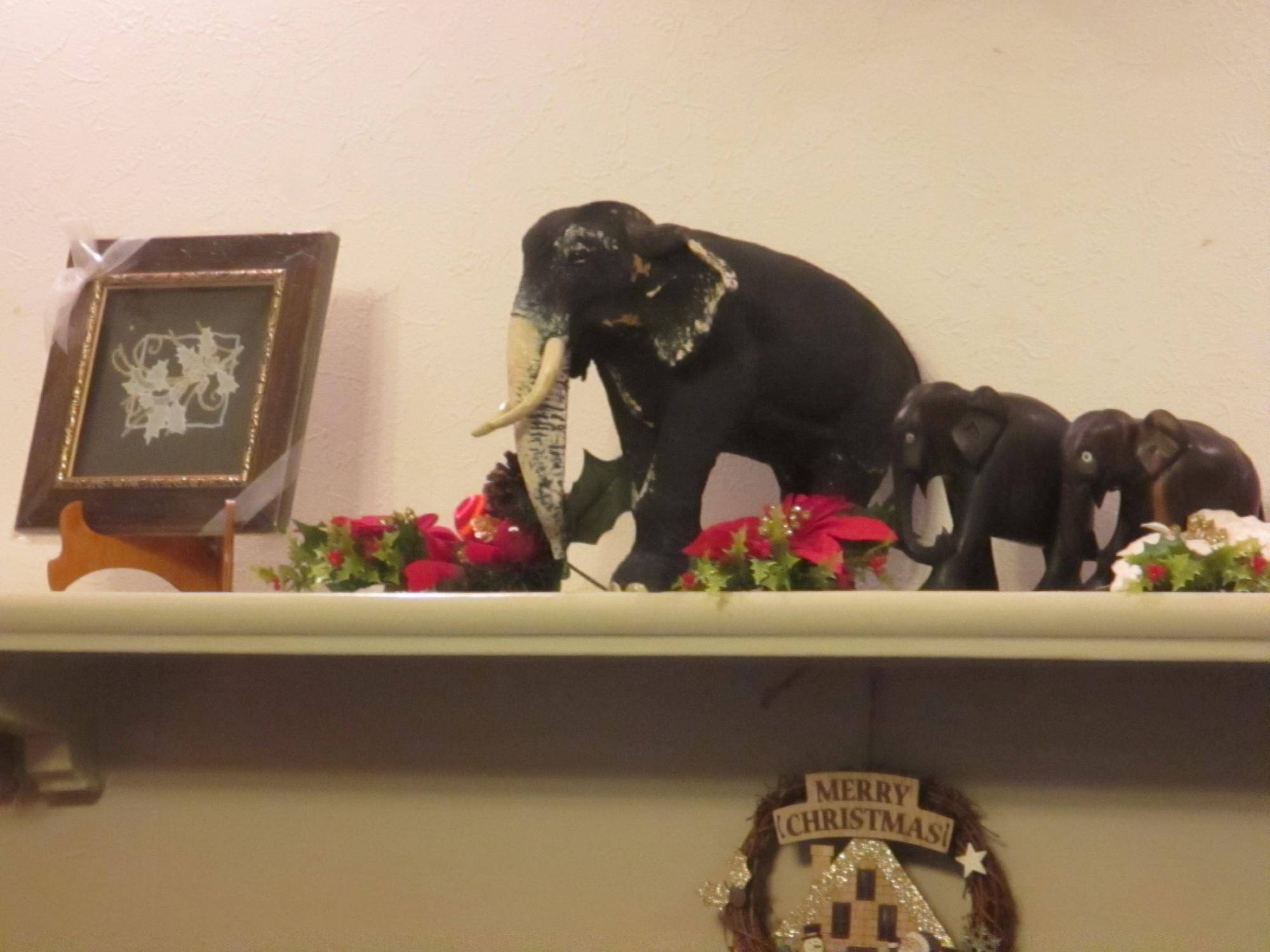 ③234番館暖炉上 象.JPG