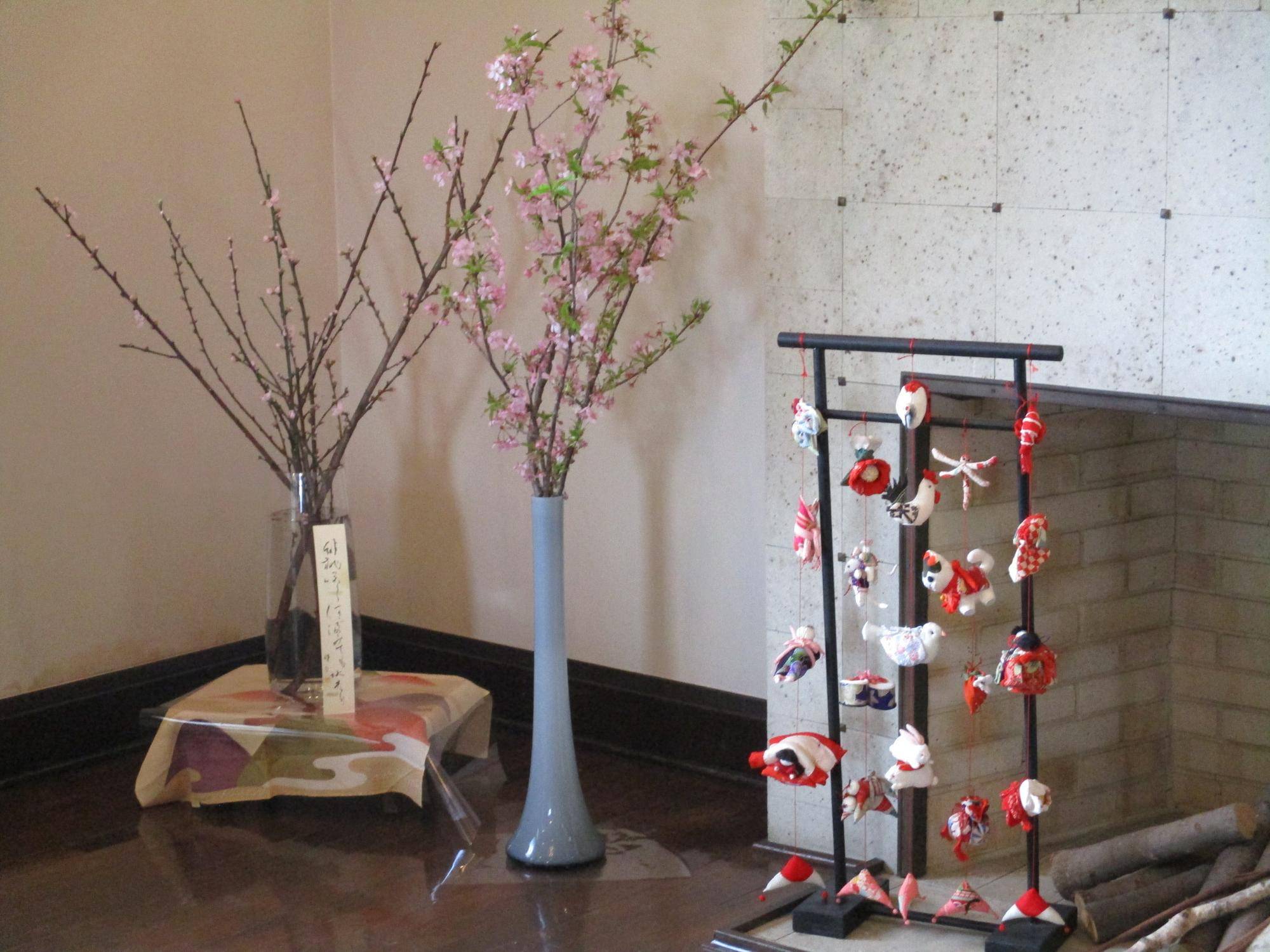 ④エリス 桃の節句装飾暖炉横.JPG