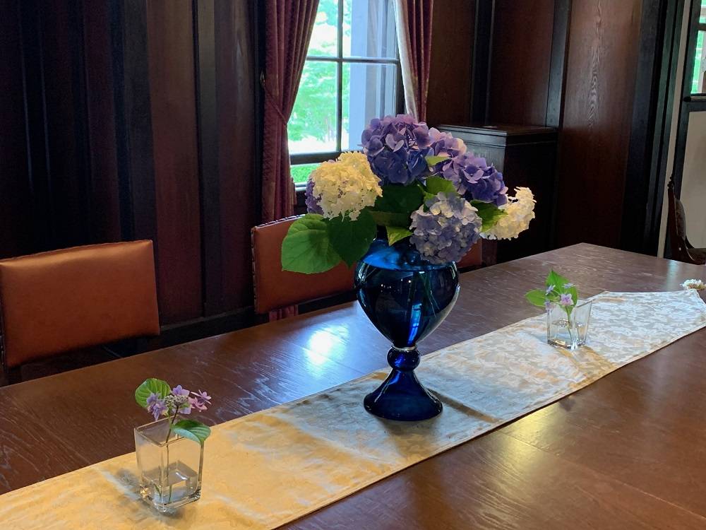 切ったアジサイを館内に飾りました.jpg