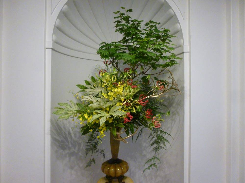 0602 花と器のハーモニー1Fアルコープ(イギリス館).JPG