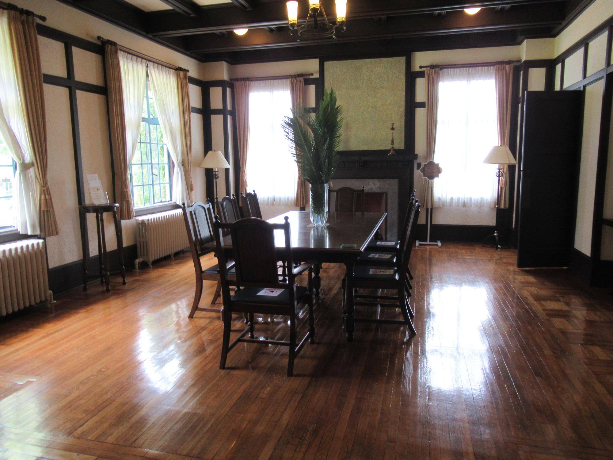 0810ワックス掛け語 (食堂).JPG