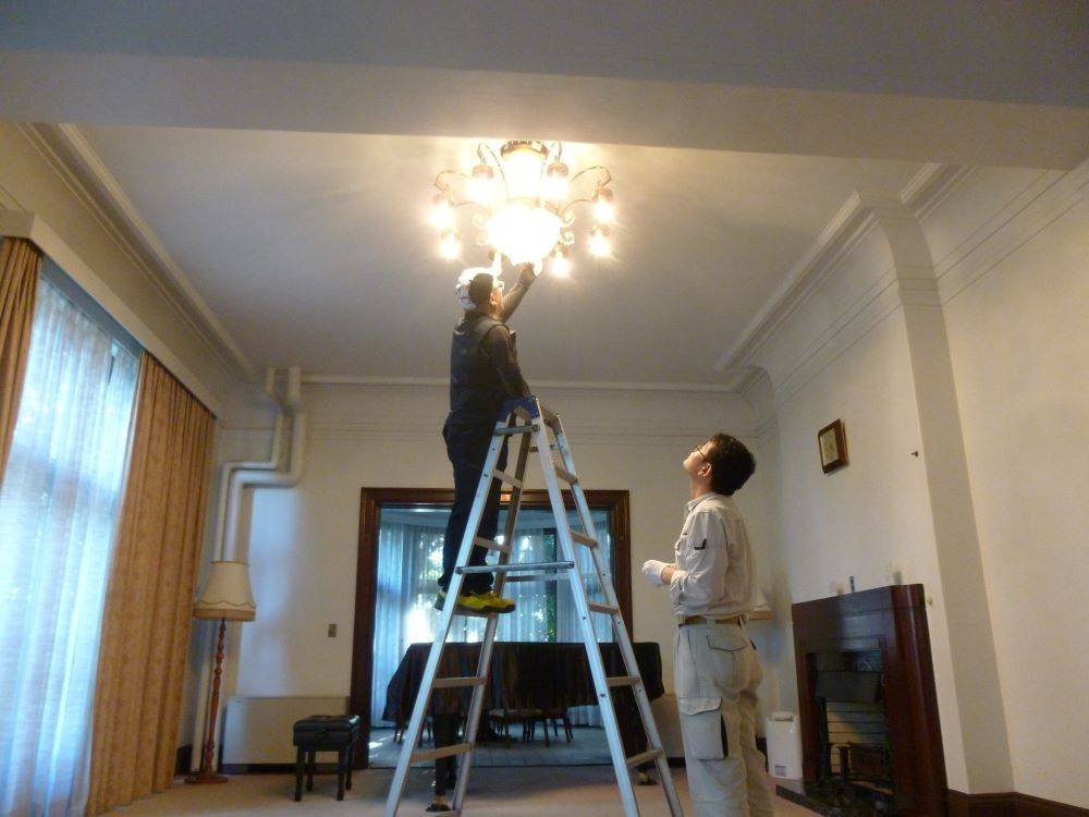 0812ホールシャンデリア清掃②(イギリス館).JPG