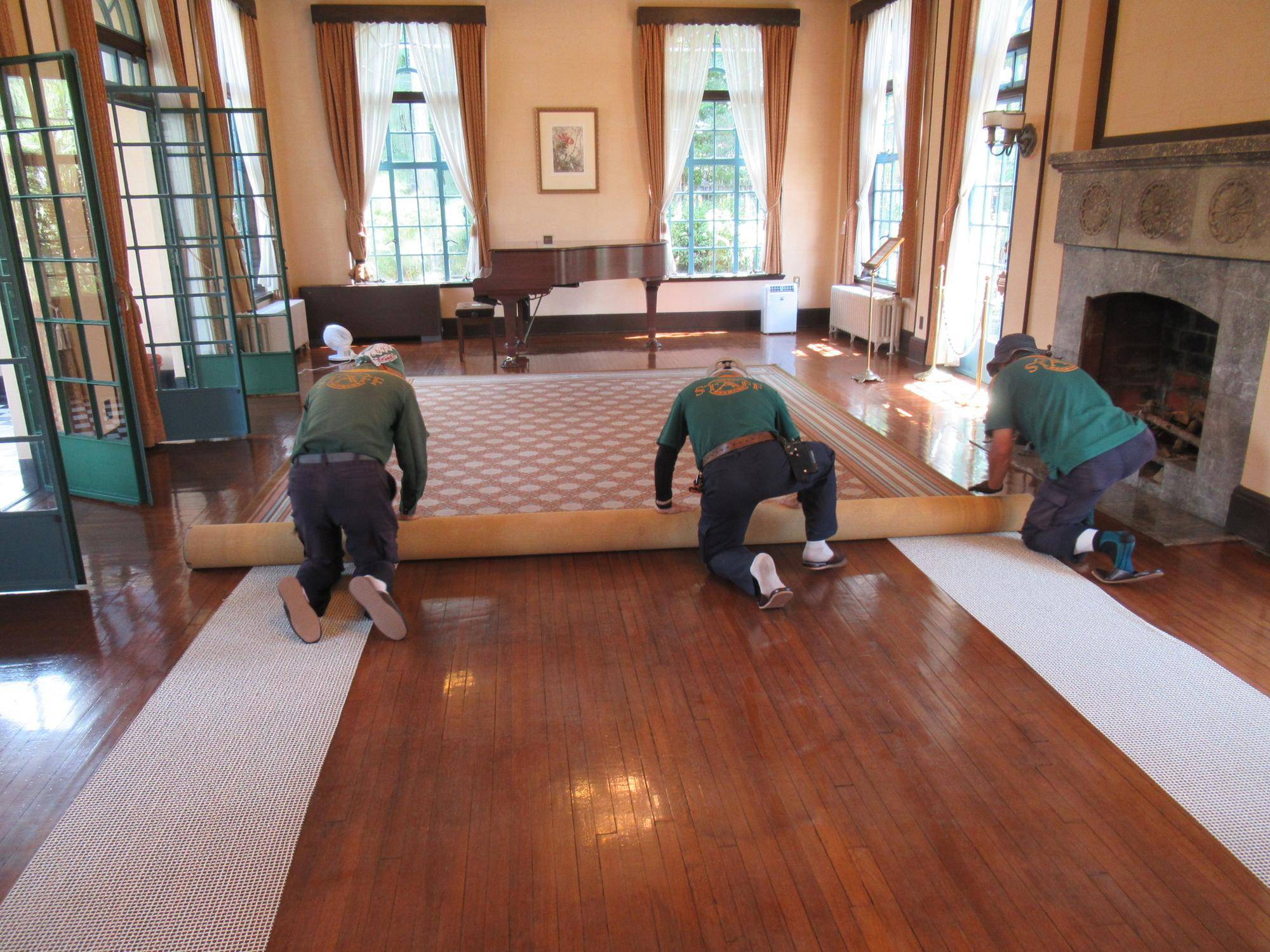 0807絨毯巻上げ (2).JPG