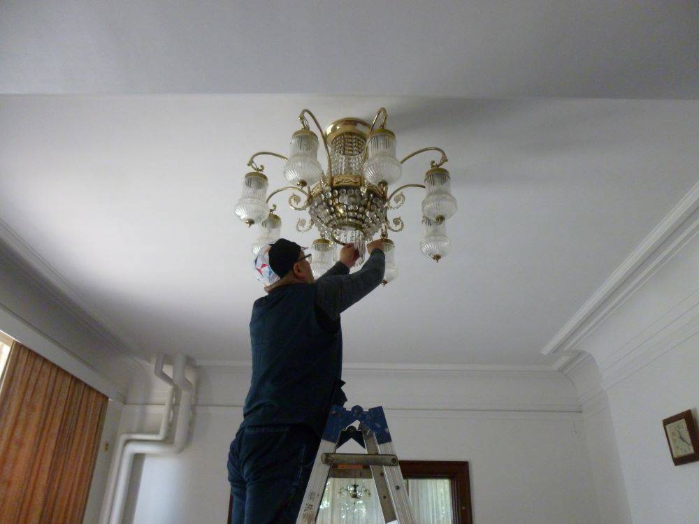 0812ホールシャンデリア清掃①(イギリス館).JPG