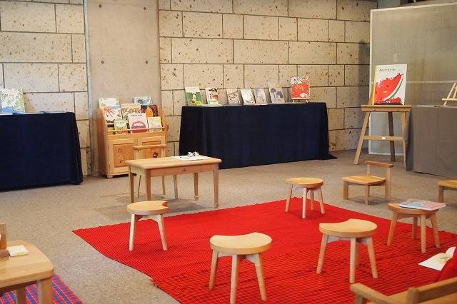 s-絵本と子どもの家具展示.jpg