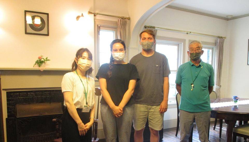 2022・0719 山手234番館①ダニエルズさんの孫のエミリーさん・写真左から平原館長・エミリーさん・エミリーさんのご主人・ボランティアの竹内さん・リビングにて.jpg