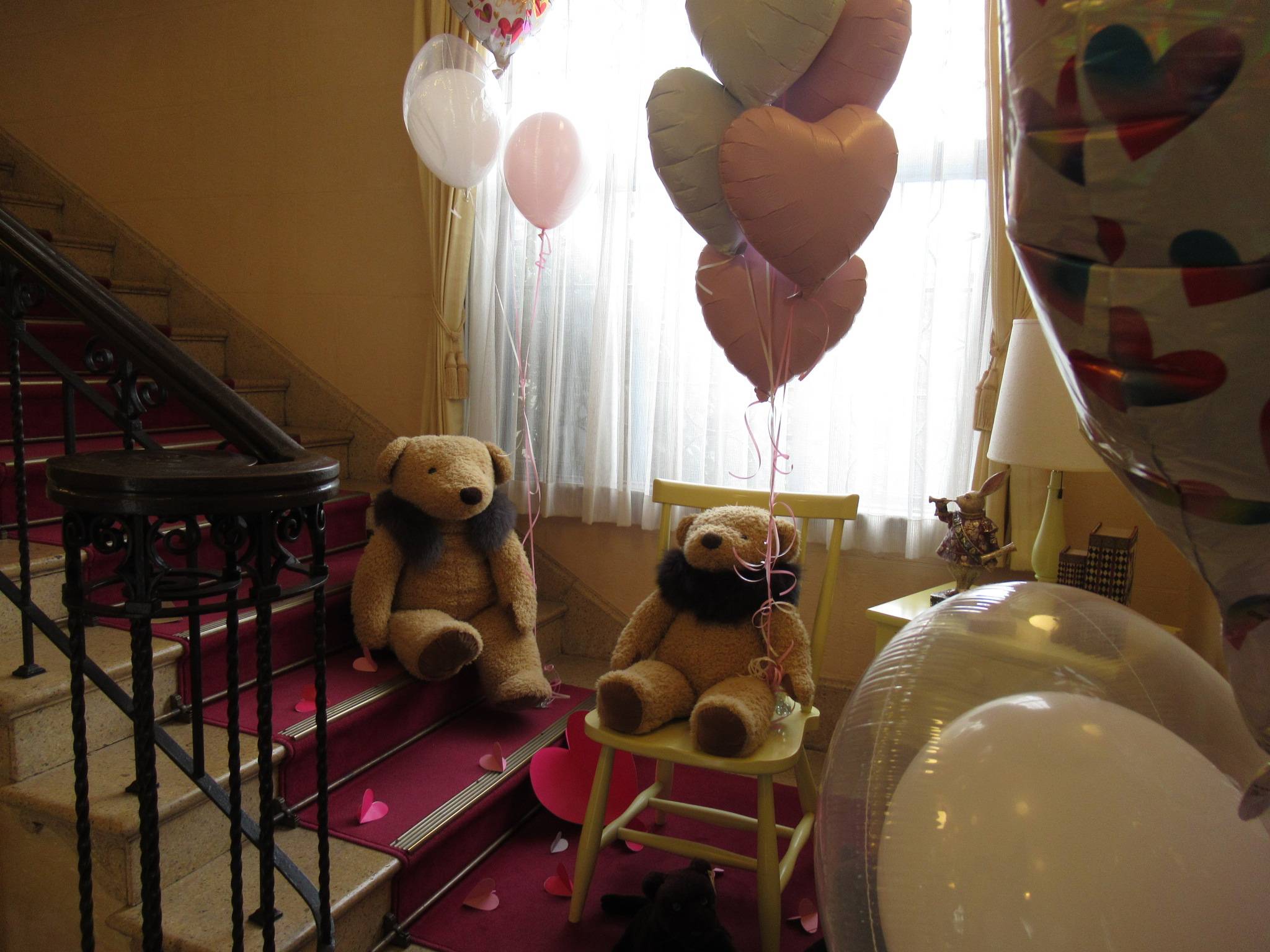 【ベーリック】ヴァレンタイン飾り (階段踊り場).JPG