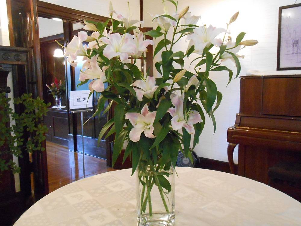 ①山手111番館ホール百合の花.jpg