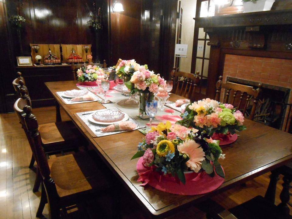 ②山手111番館ダイニングルームスイーツとお花.jpg