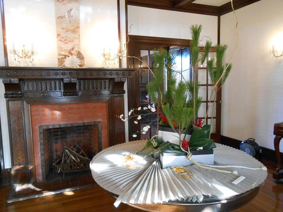 ①山手111番館お正月の装飾ホール.jpg