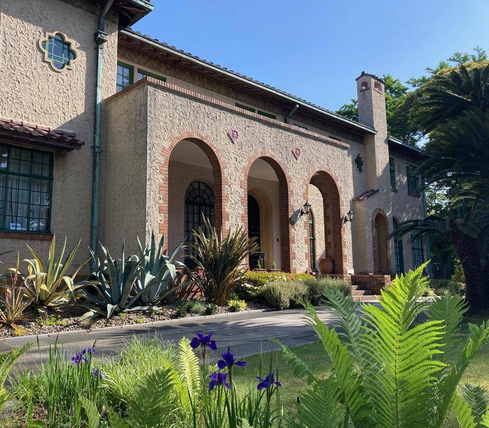 0427 外観とアヤメ.jpg