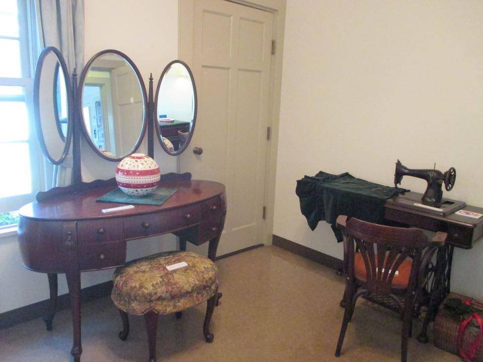 ③234番館婦人の部屋ミシン.JPG
