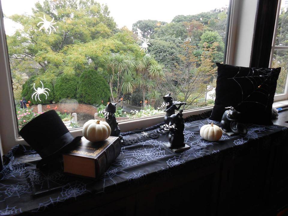 山手111番館ハロウィンダイニング窓.jpg