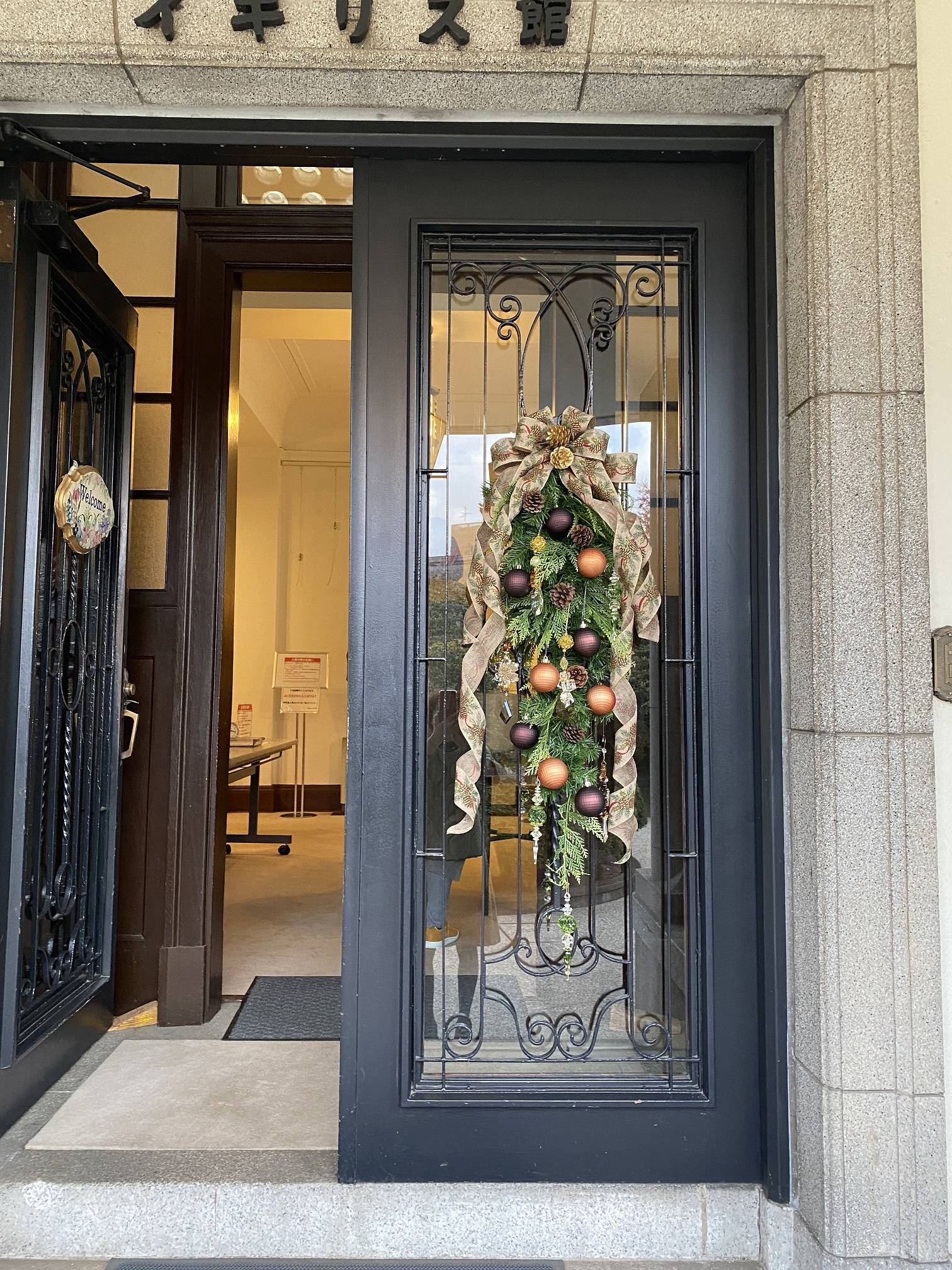 R-クリスマスイギリス館玄関リース.JPG