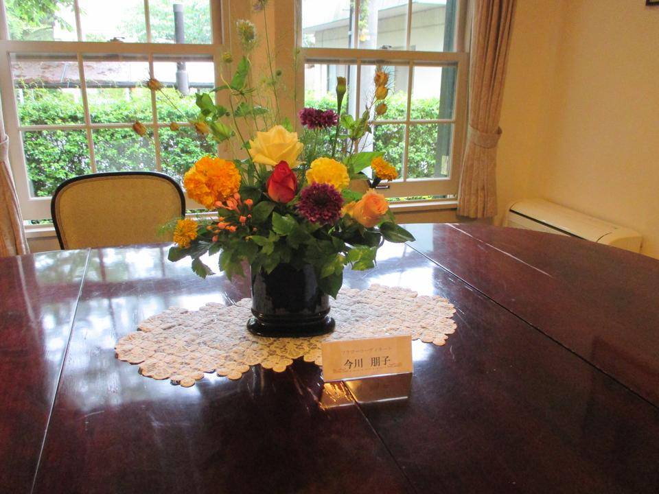 0517　234番館　ダイニングテーブルの花.JPG