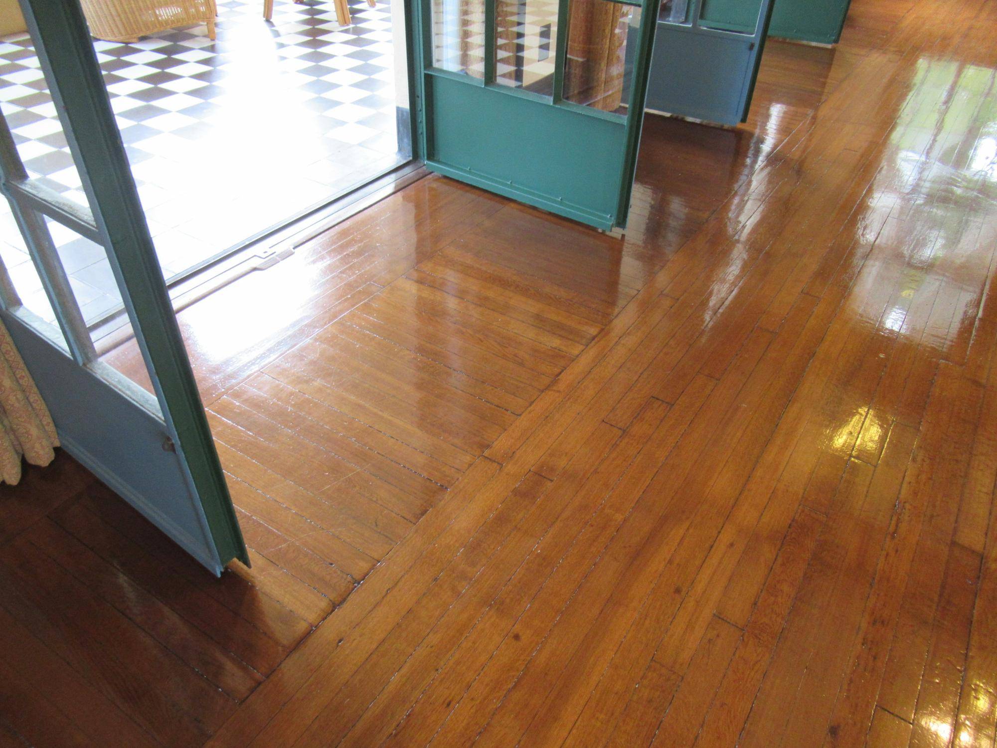 0814【ベーリック】 パームルーム入口付近の床.JPG