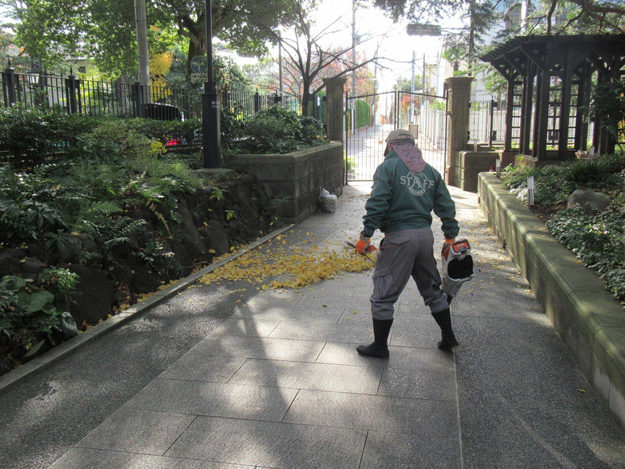 1129【ベーリック】 お庭の清掃.JPG