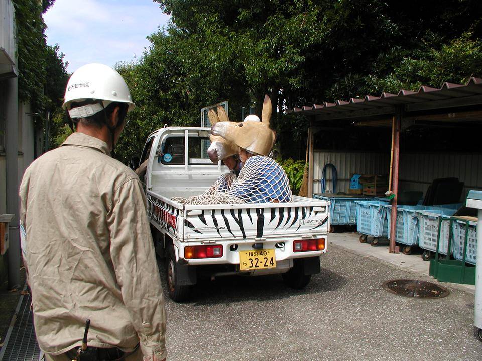 捕獲され軽トラックで輸送される新人飼育員たち.jpg